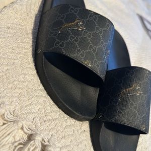 GUCCI GG SUPREME TIGERS SLIDE SANDAL